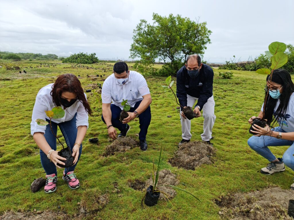 Franklin Soriano, coordinador de plan social de Refidomsa, junto a funcionarios de Medio Ambiente